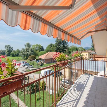 Silver Lake Apartment - Happy Rentals Angera Zewnętrze zdjęcie
