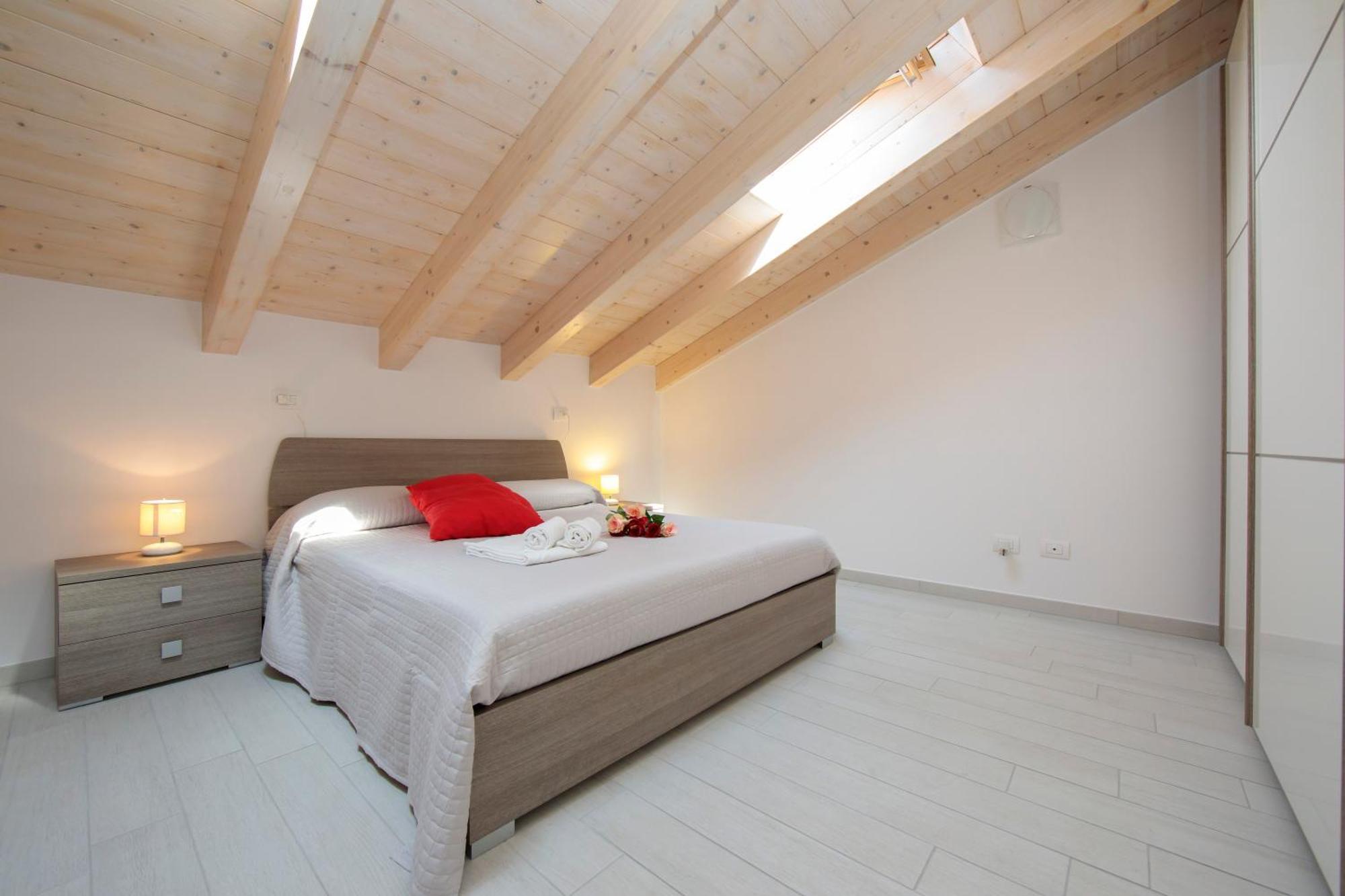 Silver Lake Apartment - Happy Rentals Angera Zewnętrze zdjęcie