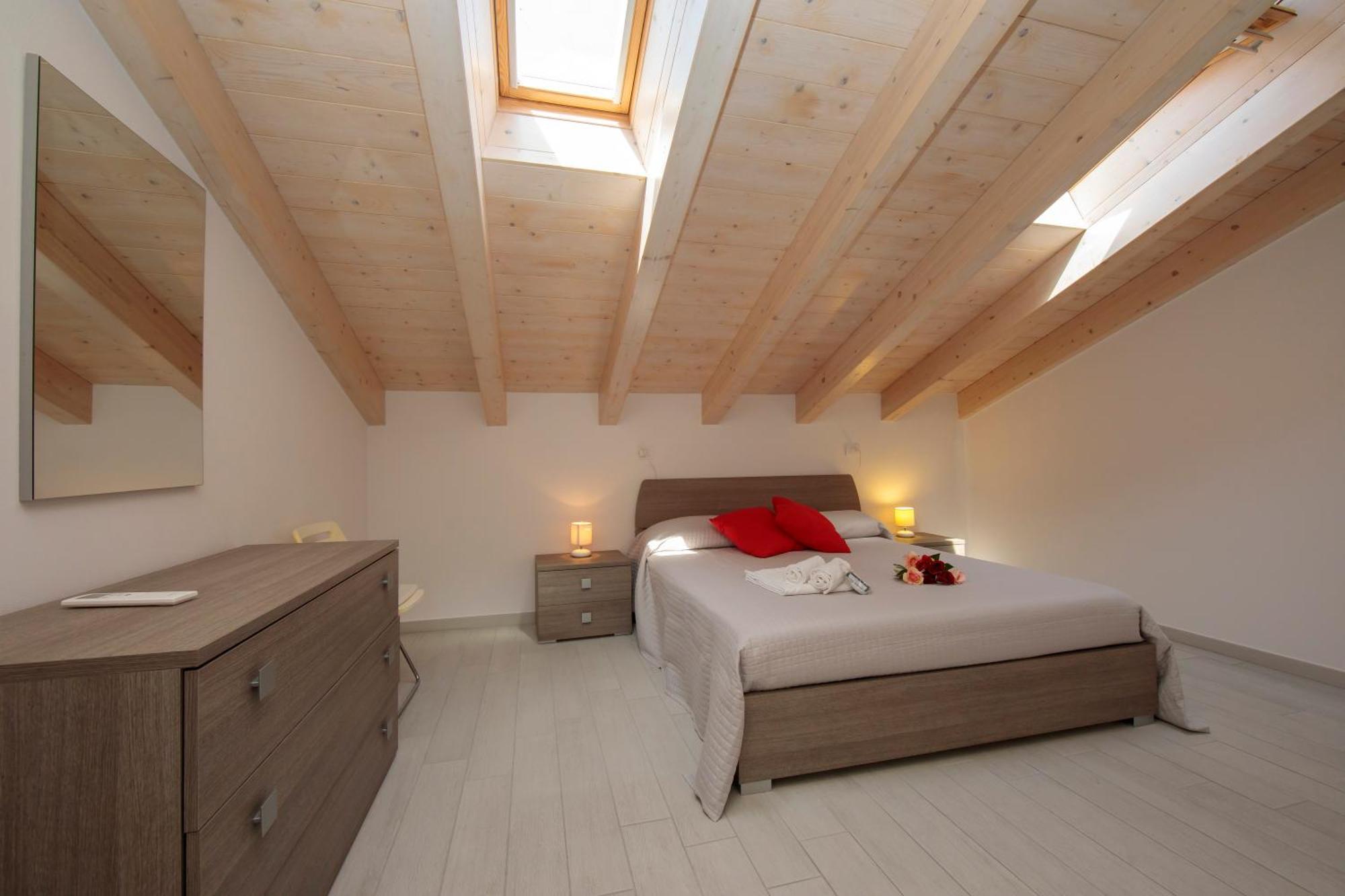Silver Lake Apartment - Happy Rentals Angera Zewnętrze zdjęcie