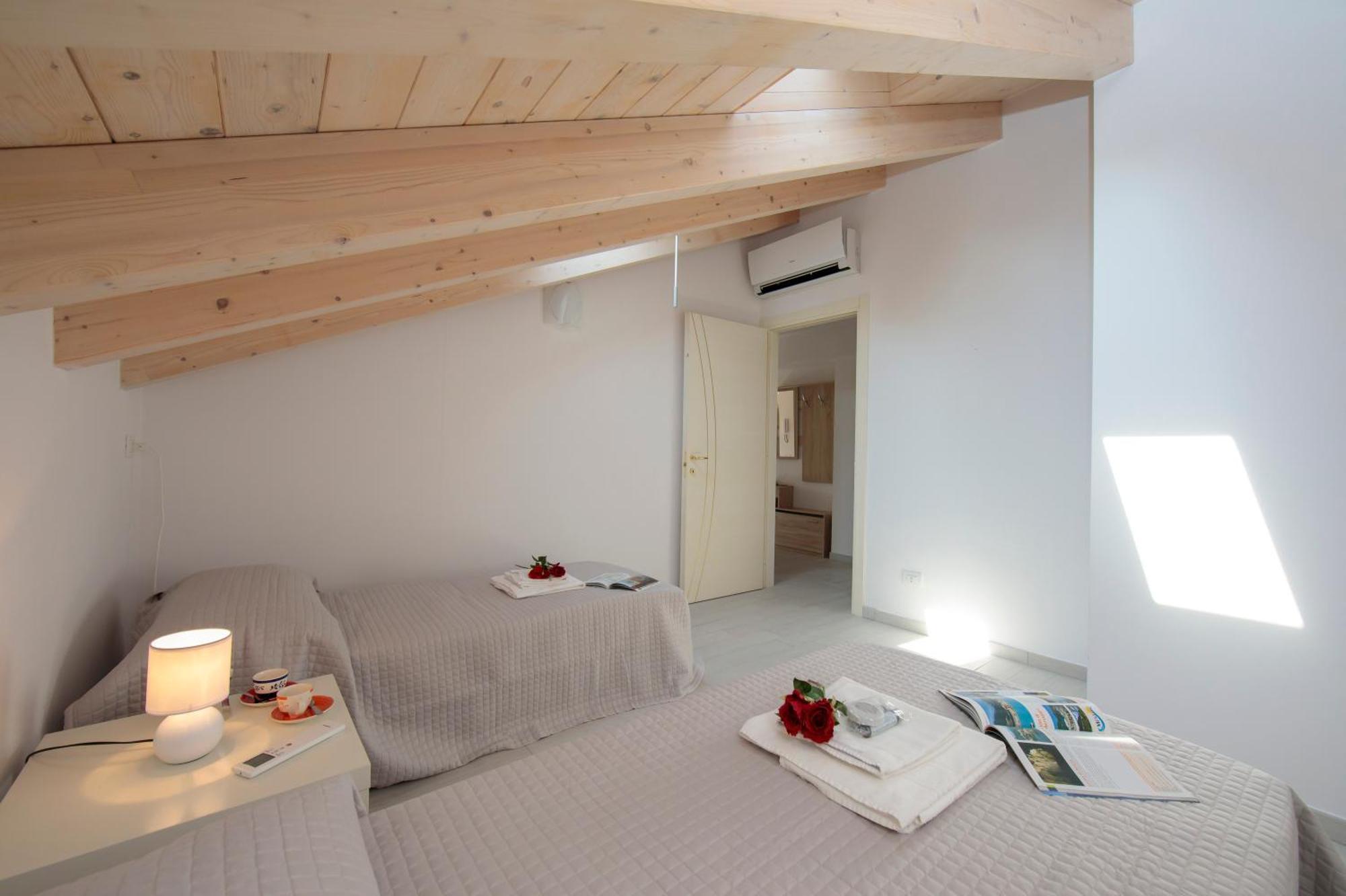 Silver Lake Apartment - Happy Rentals Angera Zewnętrze zdjęcie
