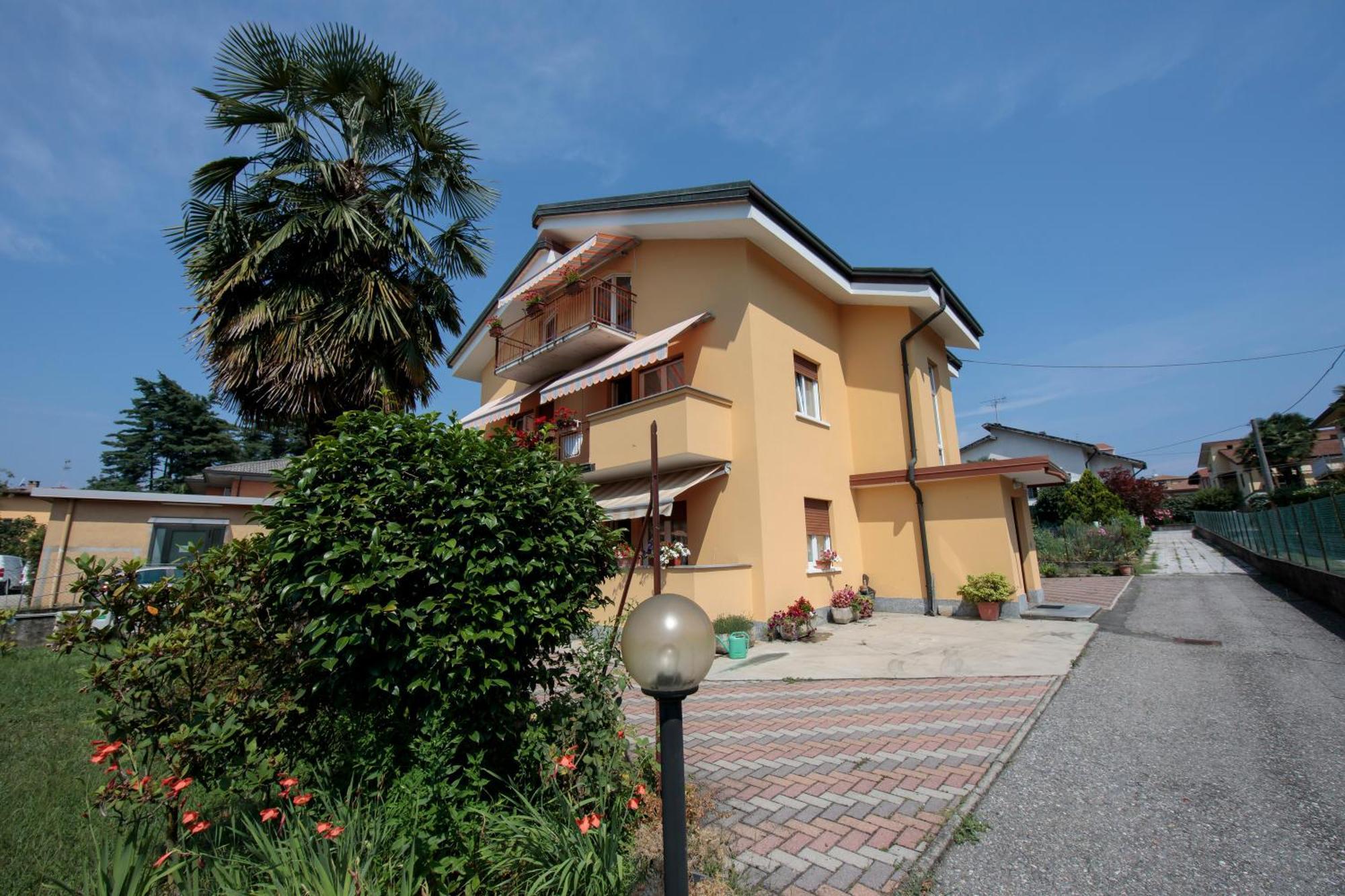 Silver Lake Apartment - Happy Rentals Angera Zewnętrze zdjęcie